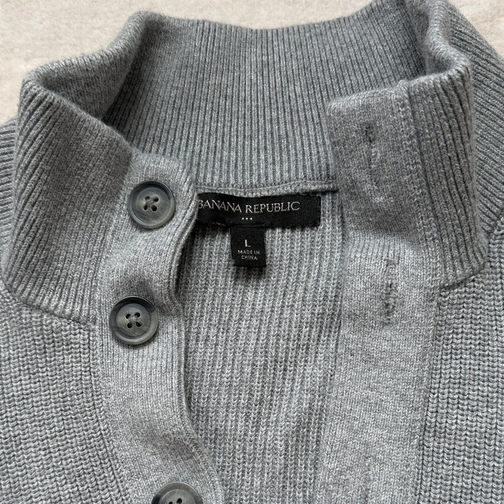 (280)Banana Republic Gray Button-Up Crewneck Sweater